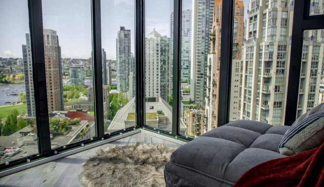 Downtown 1BD Condo with free parking on premisses!