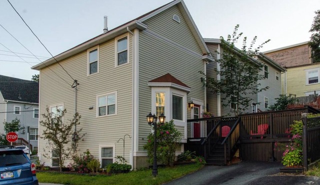 DOWNTOWN ST JOHN'S- CLEAN, off-street PARKING, patio, no hills