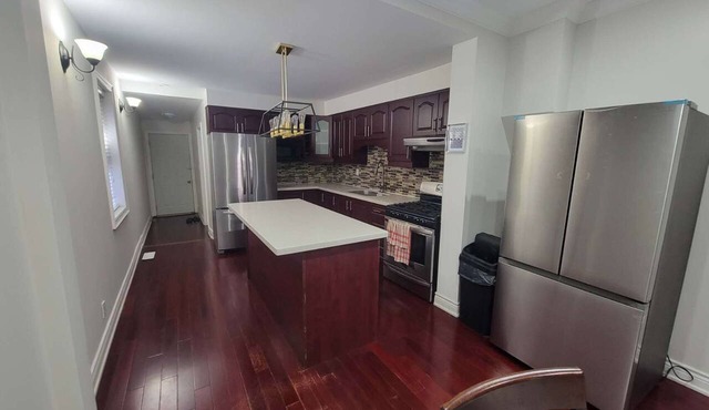 Downtown toronto Bathurst/Dundas 6 bed 2 bath unit near grocery & public transit