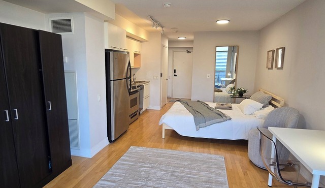 Downtown Toronto Condo | WiFi, Gym & Pool – Steps to Subway & Eaton Centre