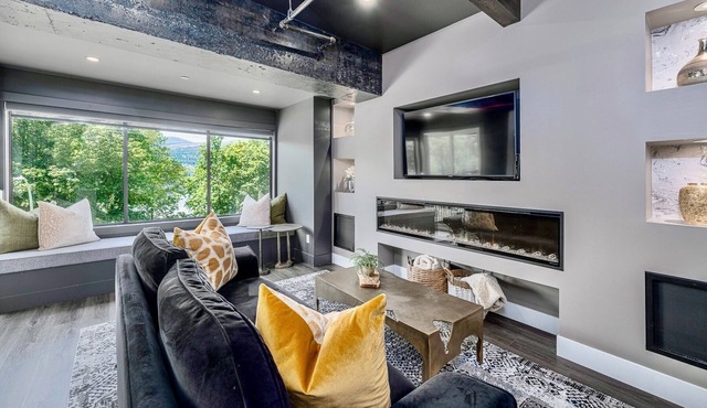 Downtown Waterfront Loft - Prime Location!