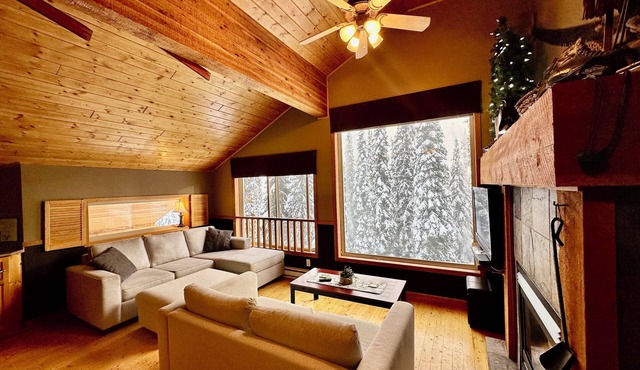 Dreamy Big White Chalet ski in/ski out with Hot Tub