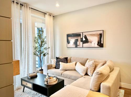 Dreamy Panoramic Lakeview 1 Bedroom plus Den