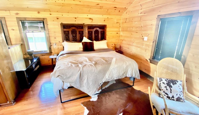 Duplex style cottage, 2 kitchens! Nestled in quaint area on River. Dock access!