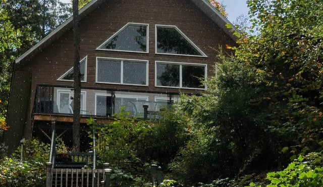 Eagle Nest Cottage. Waterfront cottage with astonishing views. Summer retreat.