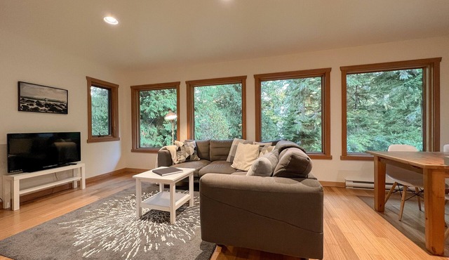 Eagle's Nest Suite-Inlet, Forest Views, Marina
