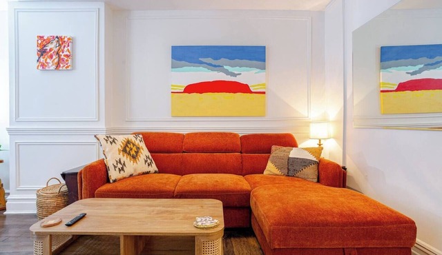Eclectic plateau mont-royal. 2-bedroom condo with garden.