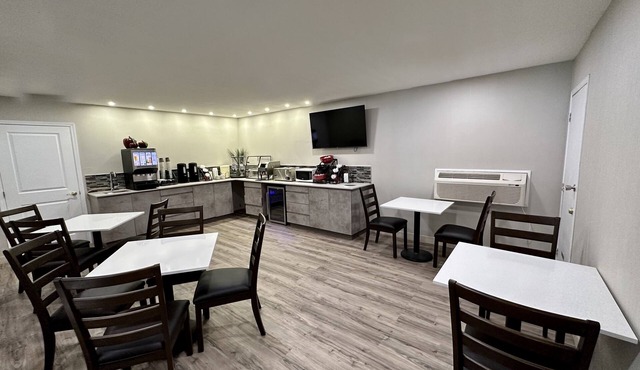 Econo Lodge Inn & Suites