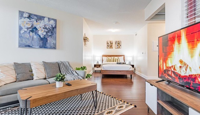 Elegant 2BR Condo, Lake View and Free Parking