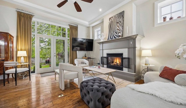 Elegant 2BR+Office Leaside Home|Free Parking.Ravine.NearLRT. Sunnybrook Hospital