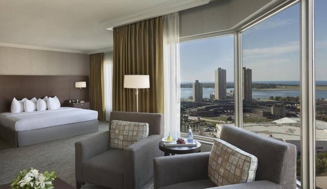 Elegant 2BR Toronto Retreat by Union Station