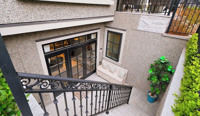 Elegant 3 Bedrooms 2 Bathroom Retreat in Vancouver’s West Side