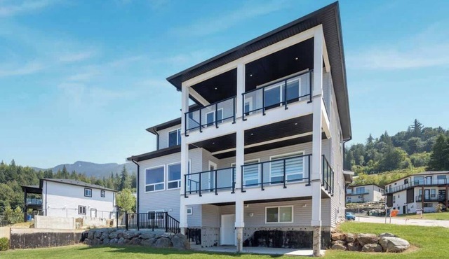 Elegant 4BR Main Suite Family-Friendly + Terrace