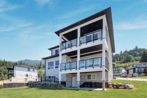 Elegant 4BR Main Suite Family Friendly with Terrace