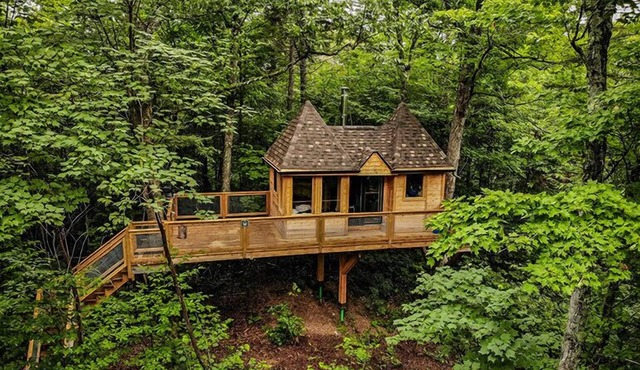 Elevated perched treehouse on the cliff at Lac Cordon | Lodging #15