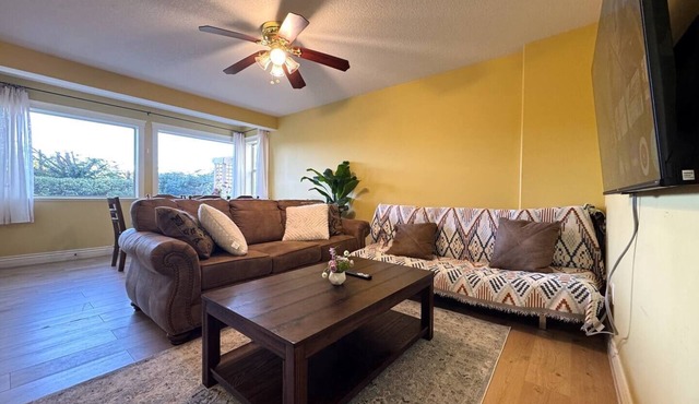Enjoy a bright and comfortable 2‑bedroom suite with a private entrance, full kitchen, and one bathroom. The space accommodates up to six guests and includes a cozy living area, smart TV, Wi‑Fi