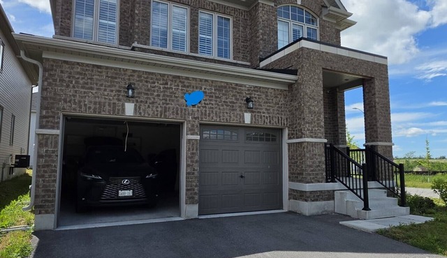 Enjoy the comfort of this cozy home, minutes away from downtown!