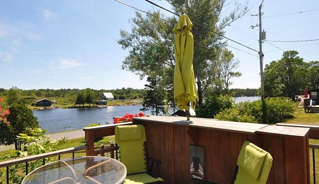 Entertainer's Dream Cottage! Waterfront, beach, steps to ice cream, marina, shop