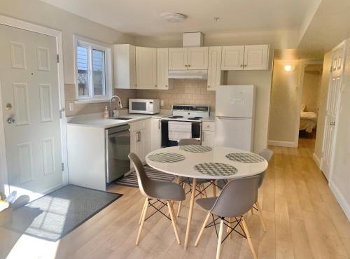 Entire 1Bed 1Bath Suite Coquitlam Centre