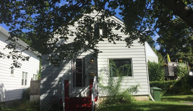 Entire House in Quiet Residential Area Close to Everything, Very Clean, Non-Smoking.