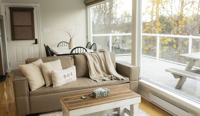 Escape to the cottage by the water in South Hampton. Explore and unwind.