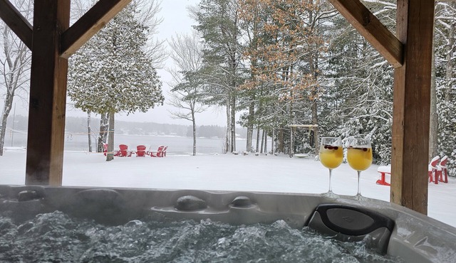 Escape to the Lake-7bedroom waterfront cottage w/hot tub in Muskoka.