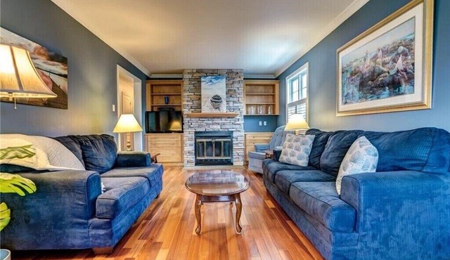 Eucalyptus Cottage - Steps to Downtown and the Big Flag - 3 Bedroom - 1 Bathroom