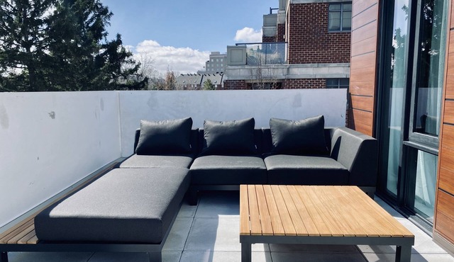 Executive 2 bed 2 bath condo in the Kingsway in Toronto