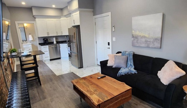 Executive 2BD 58` TV+Wifi+AC+Parking+Kitchen in Windsor