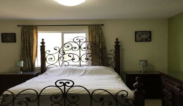 * Executive Fully Furnished Upgraded Home * in Airdrie