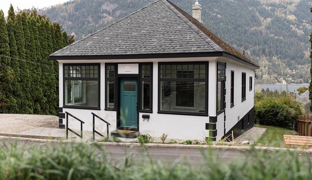 Executive Luxury heritage home with lake views minutes from shops, beach & ski!