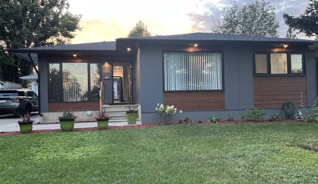 Executive Southside home close to all amenities, by Henderson lake & golf course