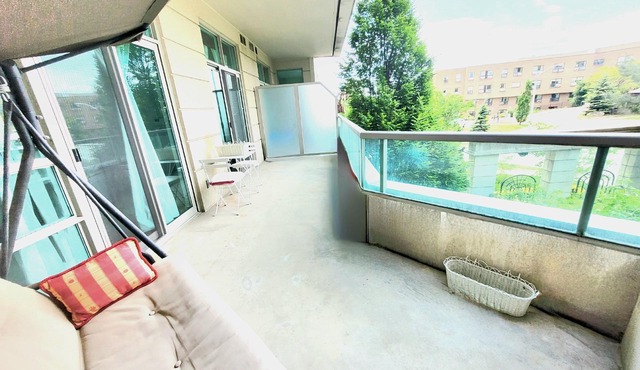 Executive Spacious Ravine Living with Pool Gym & Free Parking