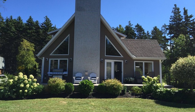 Executive Summer Home - minutes from the beach! A lovely vacation experience