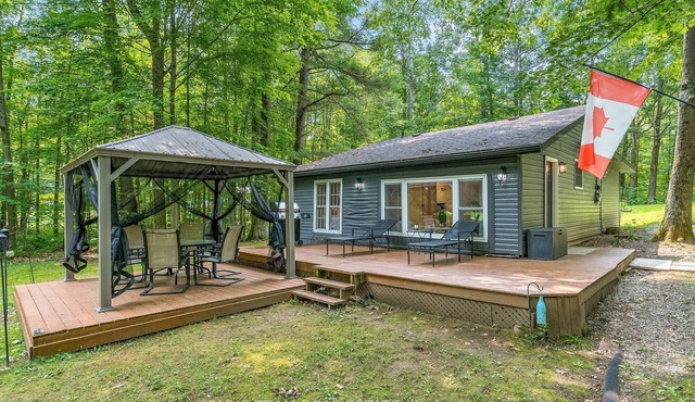 Experience True Comfort: Modern Riverfront Cottage in Orillia Country (Washago)