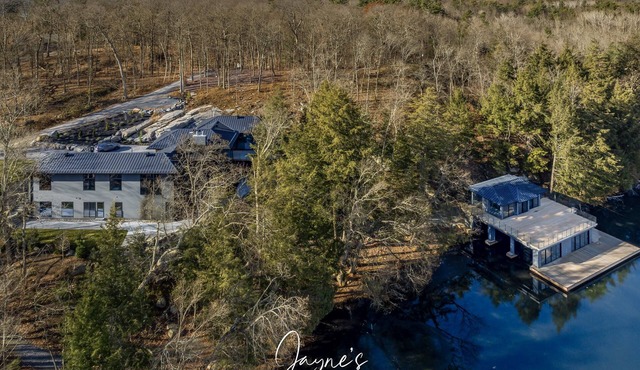 Exquisite 6 bed 8 bath on Lake Rosseau