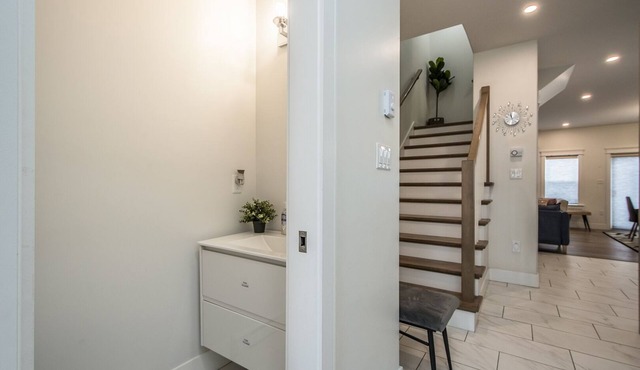 Exquisite Cowie Hill Townhouse