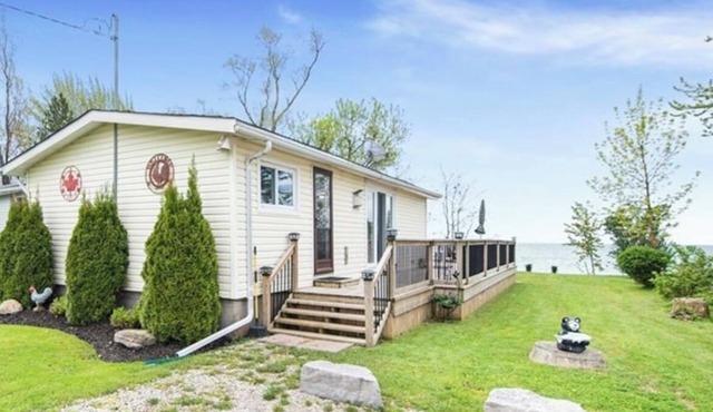 Extend your summer-few September dates remain. Sleeps 6, beachfront pets ok!