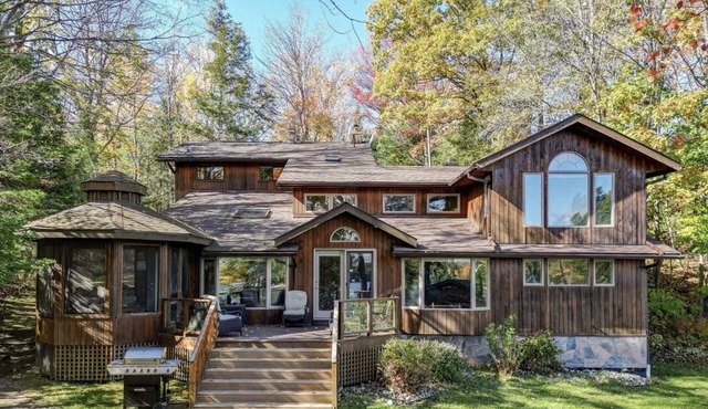 Fabulous Chandos Lake Getaway- Family-Friendly, Pet-Friendly, Game Rm, 2 Docks!