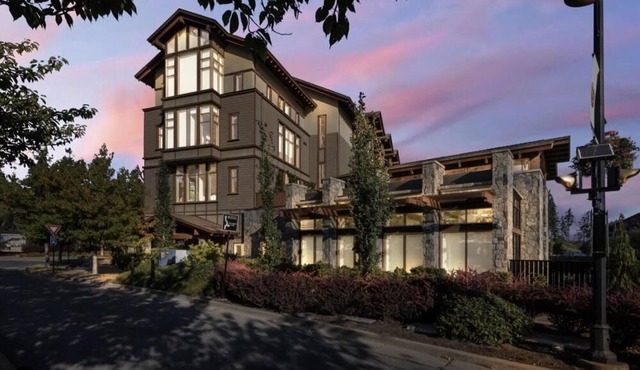 Fabulous condo surrounded by stunning nature, golf, tennis, hiking, biking.