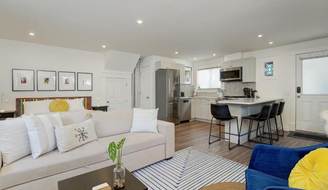 Fairfield Estate Coach House - 30-Day Stay, steps from Cook Street Village by Victoria Prime!