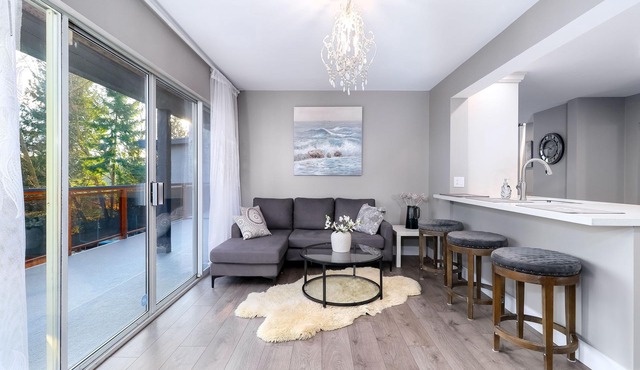 Family friendly modern, relax, quiet , home in heart of West Vancouver Ambleside