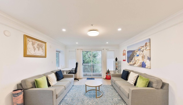 Family Retreat sleeps 12/Near YVR Airport/Downtown/Bright & Spacious 2000 SF