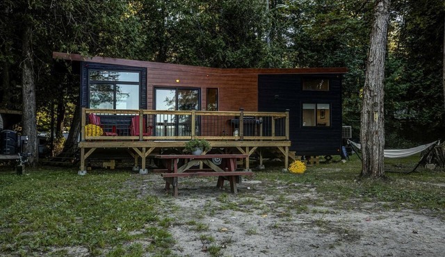 Fantastic Secluded Tiny House with Barbecue and Gorgeous Sights in Petawawa, Ontario