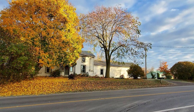 Feel the Country Vibe in this 4-bedroom Farmhouse Inn! Close to Kingston, PEC