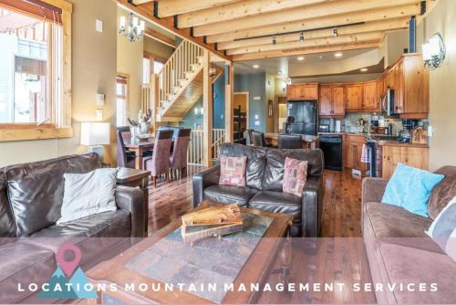 Forest Lane Hideaway - Luxurious Family Friendly Home w Private Hot Tub