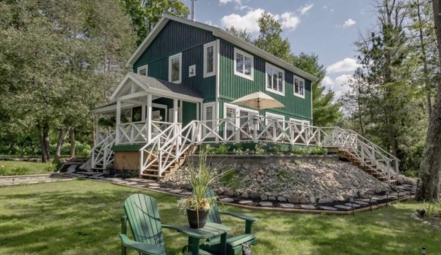Four bedroom cottage on Lake Muskoka