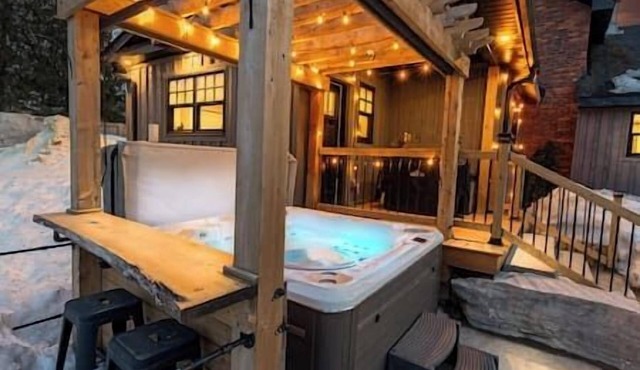 Fraserburg Farmhouse w/Hot Tub & Oasis Backyard