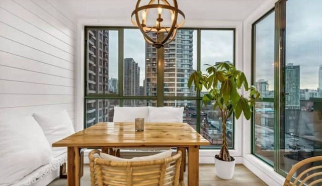 Free Breakfast & 2 Parking, Luxury, Downtown, Yaletown, 2bed 2 bath, Pool, Gym