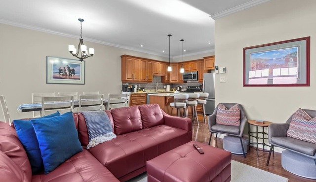 Freshwater Joys | 4BR Jellybean Home Near Downtown